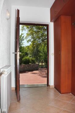 Apartment with terrace Njivice, Kvarner