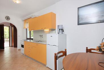 Apartment with terrace Njivice, Kvarner