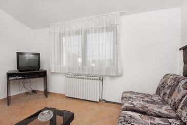 Apartment with terrace Njivice, Kvarner
