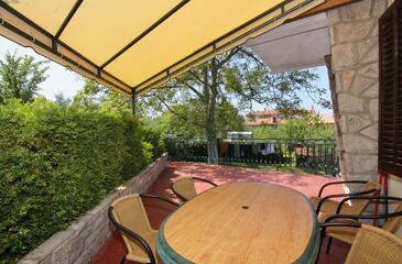 Apartment with terrace Njivice, Kvarner