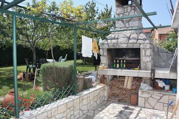 Apartment with terrace Njivice, Kvarner