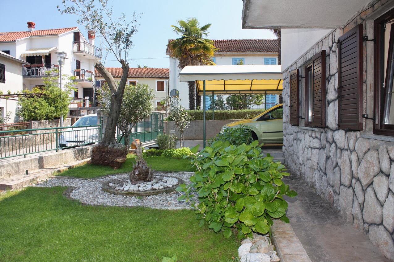 Apartment with terrace Njivice, Kvarner