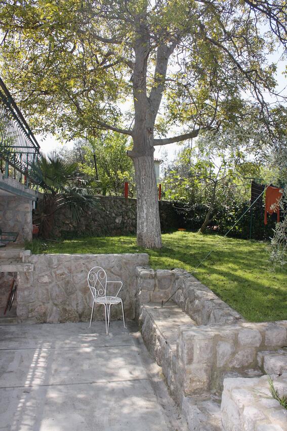 Apartment with terrace Njivice, Kvarner