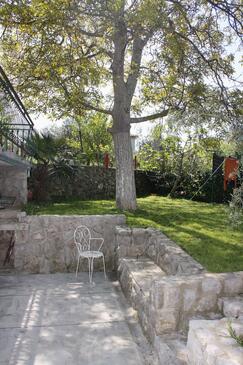 Apartment with terrace Njivice, Kvarner