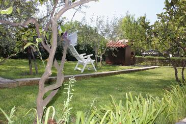 Apartment with terrace Njivice, Kvarner