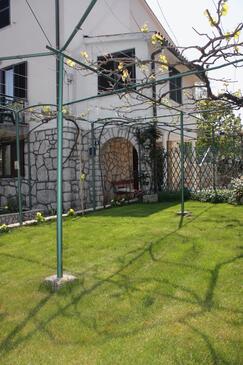 Apartment with terrace Njivice, Kvarner