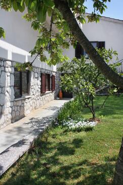 Apartment with terrace Njivice, Kvarner