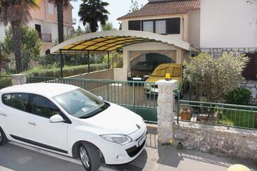 Apartment with terrace Njivice, Kvarner