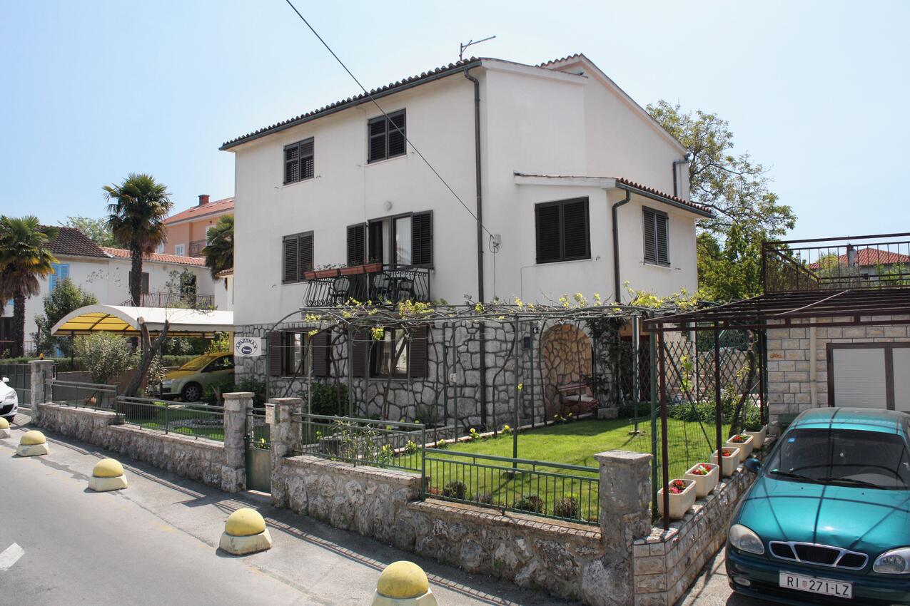 Apartment with terrace Njivice, Kvarner