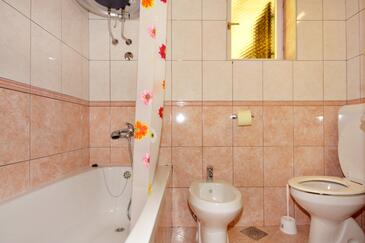 Apartments with terrace Njivice, Kvarner