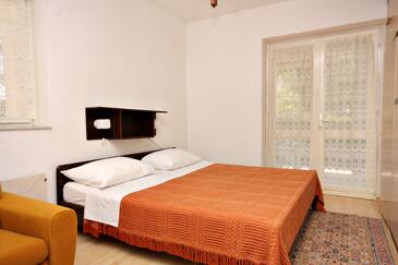 Apartments with terrace Njivice, Kvarner