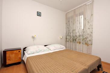 Apartments with terrace Njivice, Kvarner