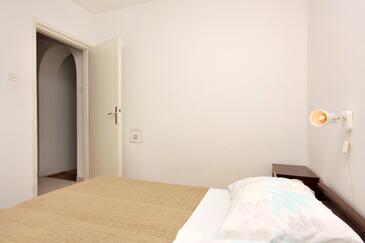 Apartments with terrace Njivice, Kvarner