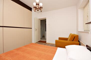 Apartments with terrace Njivice, Kvarner