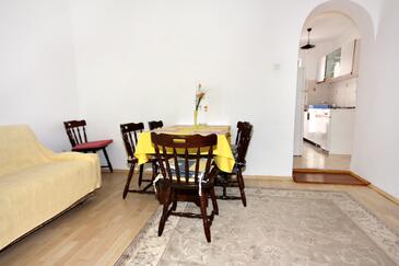 Apartments with terrace Njivice, Kvarner