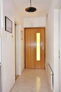 Apartments with terrace Njivice, Kvarner