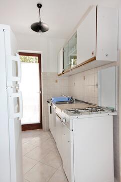 Apartments with terrace Njivice, Kvarner