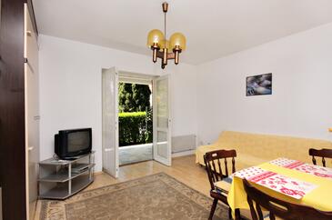 Apartments with terrace Njivice, Kvarner