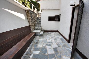 Apartments with terrace Njivice, Kvarner