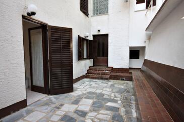 Apartments with terrace Njivice, Kvarner