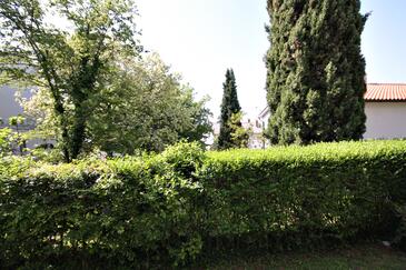 Apartments with terrace Njivice, Kvarner