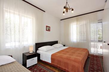 Apartments with terrace Njivice, Kvarner