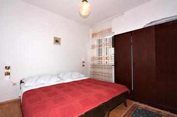 Apartments with terrace Njivice, Kvarner