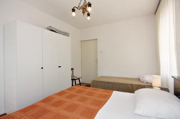 Apartments with terrace Njivice, Kvarner