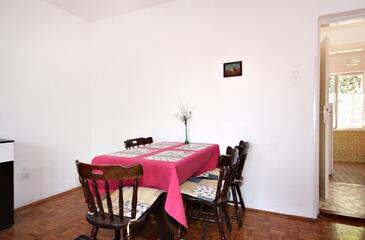 Apartments with terrace Njivice, Kvarner