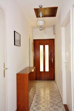 Apartments with terrace Njivice, Kvarner