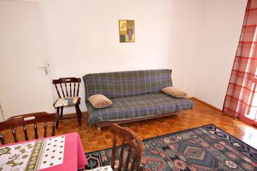 Apartments with terrace Njivice, Kvarner