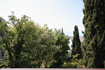 Apartments with terrace Njivice, Kvarner