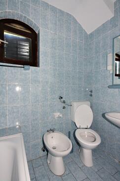 Apartments with terrace Njivice, Kvarner