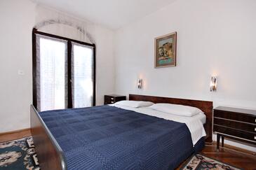 Apartments with terrace Njivice, Kvarner