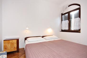 Apartments with terrace Njivice, Kvarner