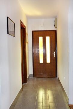 Apartments with terrace Njivice, Kvarner