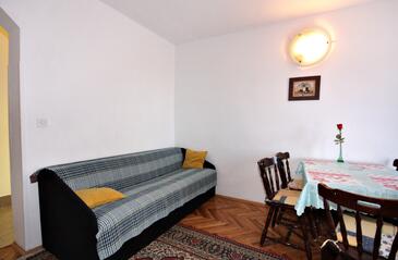 Apartments with terrace Njivice, Kvarner