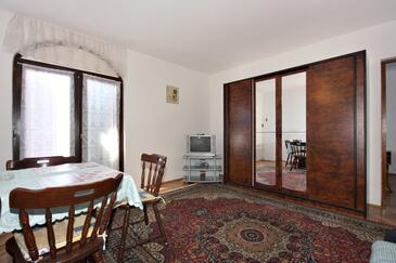 Apartments with terrace Njivice, Kvarner