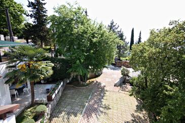 Apartments with terrace Njivice, Kvarner