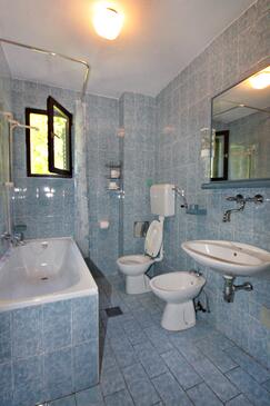 Apartments with terrace Njivice, Kvarner