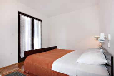 Apartments with terrace Njivice, Kvarner