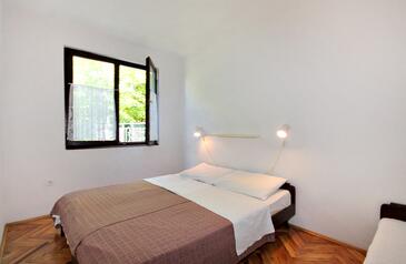 Apartments with terrace Njivice, Kvarner