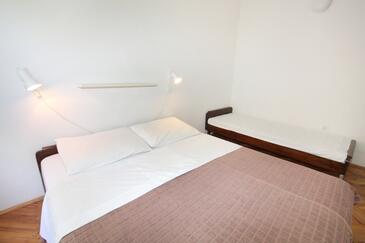 Apartments with terrace Njivice, Kvarner