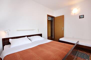 Apartments with terrace Njivice, Kvarner