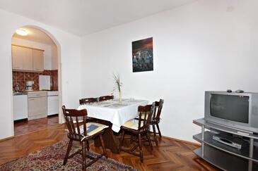 Apartments with terrace Njivice, Kvarner