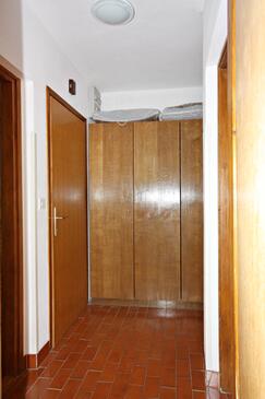 Apartments with terrace Njivice, Kvarner