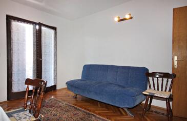 Apartments with terrace Njivice, Kvarner