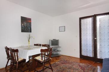 Apartments with terrace Njivice, Kvarner