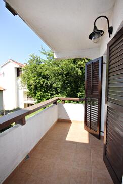 Apartments with terrace Njivice, Kvarner