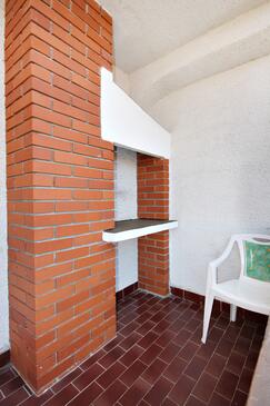 Apartments with terrace Njivice, Kvarner